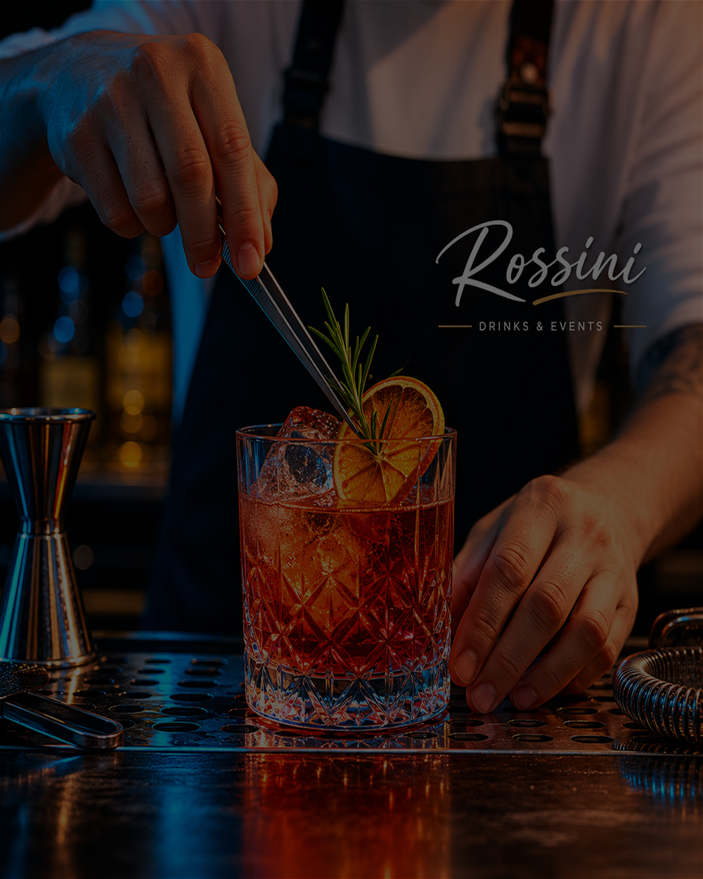 Rossini Cocktail mit Erdbeere auf einer Bar